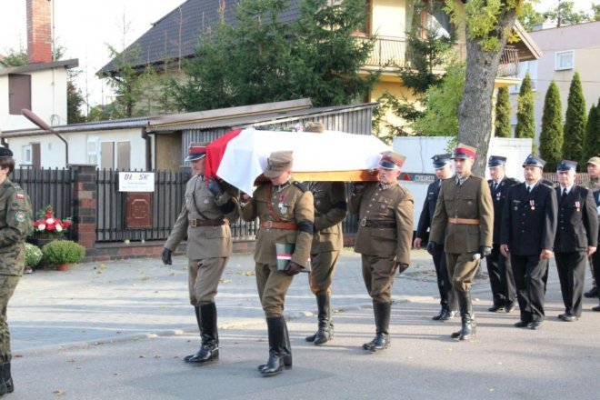Pogrzeb żołnierzy wyklętych w Ostrołęce [29.09.2016] - zdjęcie #54 - eOstroleka.pl