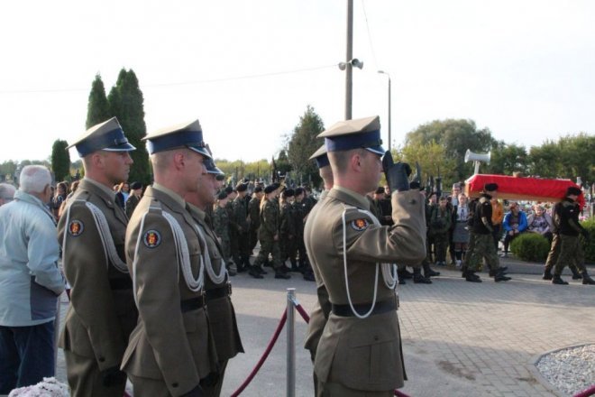 Pogrzeb żołnierzy wyklętych w Ostrołęce [29.09.2016] - zdjęcie #43 - eOstroleka.pl
