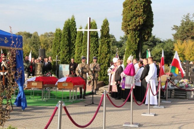 Pogrzeb żołnierzy wyklętych w Ostrołęce [29.09.2016] - zdjęcie #42 - eOstroleka.pl