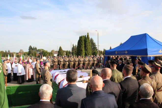 Pogrzeb żołnierzy wyklętych w Ostrołęce [29.09.2016] - zdjęcie #32 - eOstroleka.pl