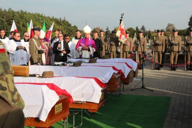 Pogrzeb żołnierzy wyklętych w Ostrołęce [29.09.2016] - zdjęcie #29 - eOstroleka.pl