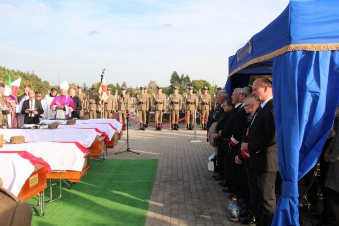 Pogrzeb żołnierzy wyklętych w Ostrołęce [29.09.2016] - zdjęcie #28 - eOstroleka.pl