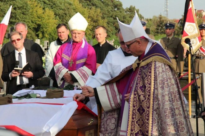 Pogrzeb żołnierzy wyklętych w Ostrołęce [29.09.2016] - zdjęcie #24 - eOstroleka.pl