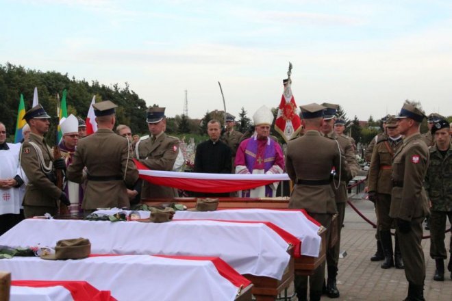 Pogrzeb żołnierzy wyklętych w Ostrołęce [29.09.2016] - zdjęcie #18 - eOstroleka.pl