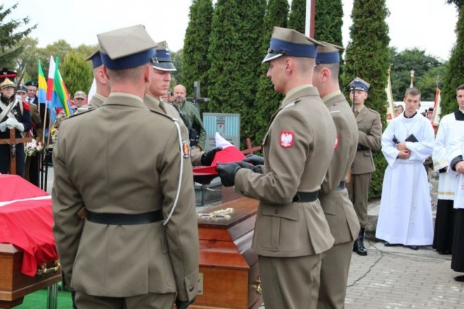 Pogrzeb żołnierzy wyklętych w Ostrołęce [29.09.2016] - zdjęcie #17 - eOstroleka.pl