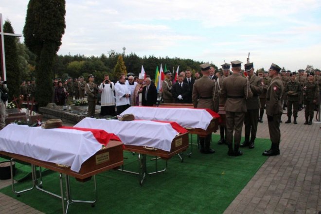 Pogrzeb żołnierzy wyklętych w Ostrołęce [29.09.2016] - zdjęcie #15 - eOstroleka.pl