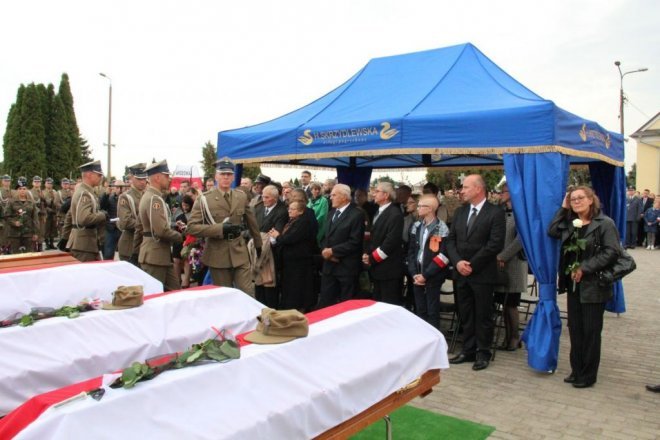 Pogrzeb żołnierzy wyklętych w Ostrołęce [29.09.2016] - zdjęcie #13 - eOstroleka.pl