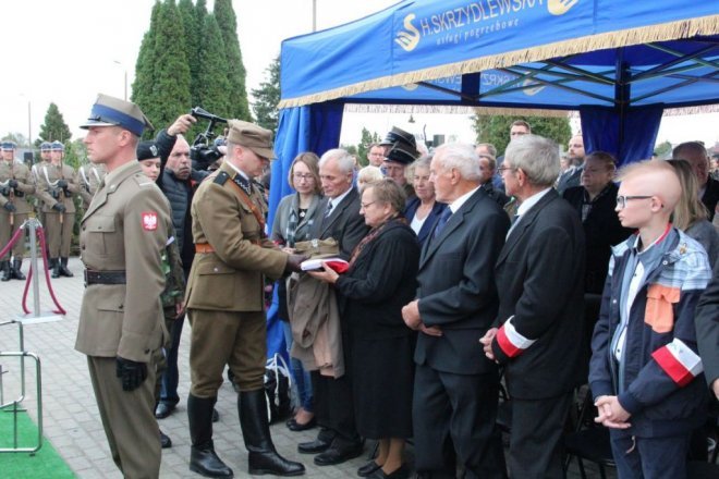 Pogrzeb żołnierzy wyklętych w Ostrołęce [29.09.2016] - zdjęcie #10 - eOstroleka.pl