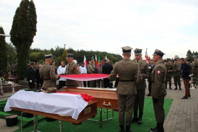 Pogrzeb żołnierzy wyklętych w Ostrołęce [29.09.2016] - zdjęcie #8 - eOstroleka.pl