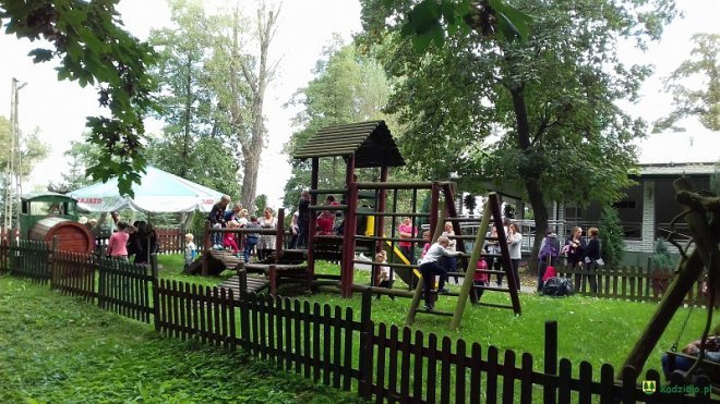 Uczniowie z Gleby na wycieczce w mini zoo [ZDJĘCIA] - zdjęcie #4 - eOstroleka.pl