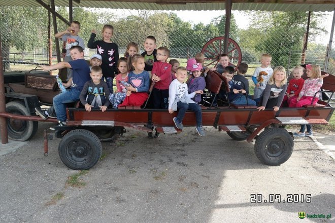 Uczniowie z Gleby na wycieczce w mini zoo [ZDJĘCIA] - zdjęcie #10 - eOstroleka.pl