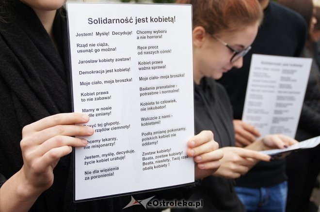 Ogólnopolski Strajk Kobiet w Ostrołęce [03.10.2016] - zdjęcie #26 - eOstroleka.pl