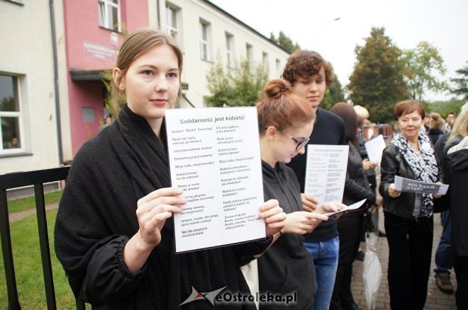 Ogólnopolski Strajk Kobiet w Ostrołęce [03.10.2016] - zdjęcie #27 - eOstroleka.pl