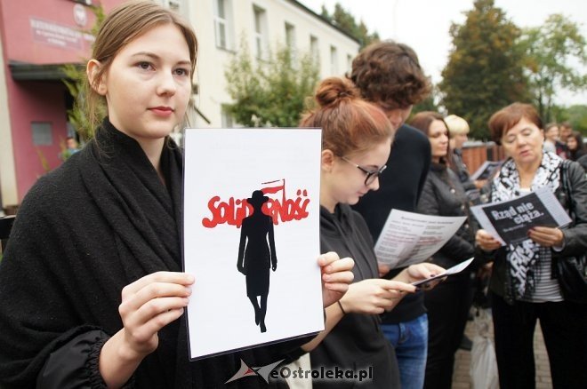 Ogólnopolski Strajk Kobiet w Ostrołęce [03.10.2016] - zdjęcie #28 - eOstroleka.pl