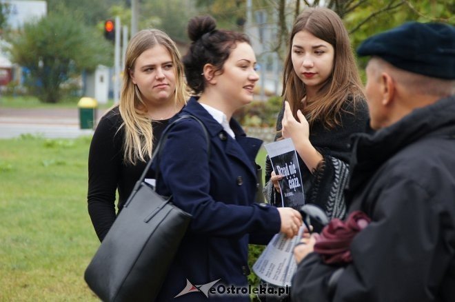 Ogólnopolski Strajk Kobiet w Ostrołęce [03.10.2016] - zdjęcie #61 - eOstroleka.pl