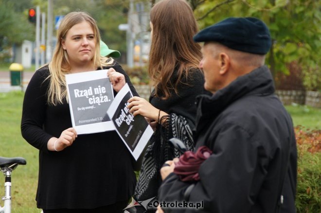Ogólnopolski Strajk Kobiet w Ostrołęce [03.10.2016] - zdjęcie #38 - eOstroleka.pl