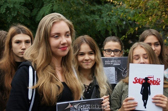 Ogólnopolski Strajk Kobiet w Ostrołęce [03.10.2016] - zdjęcie #37 - eOstroleka.pl