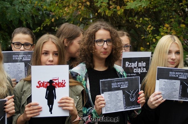 Ogólnopolski Strajk Kobiet w Ostrołęce [03.10.2016] - zdjęcie #62 - eOstroleka.pl