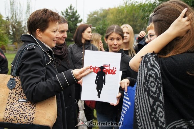 Ogólnopolski Strajk Kobiet w Ostrołęce [03.10.2016] - zdjęcie #68 - eOstroleka.pl