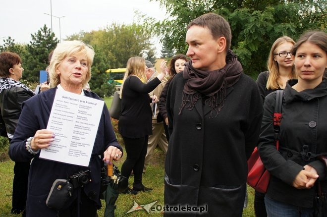 Ogólnopolski Strajk Kobiet w Ostrołęce [03.10.2016] - zdjęcie #28 - eOstroleka.pl