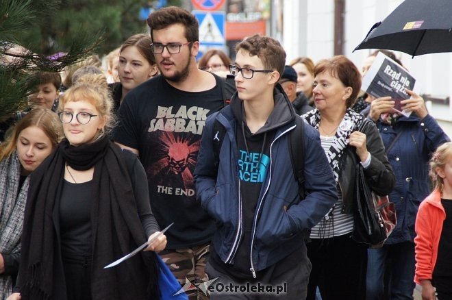 Ogólnopolski Strajk Kobiet w Ostrołęce [03.10.2016] - zdjęcie #25 - eOstroleka.pl