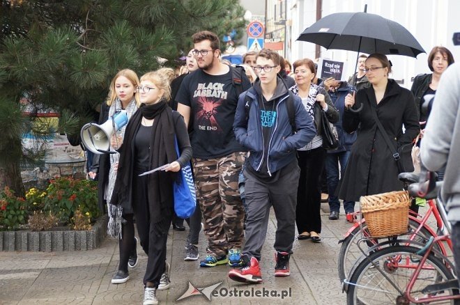 Ogólnopolski Strajk Kobiet w Ostrołęce [03.10.2016] - zdjęcie #24 - eOstroleka.pl