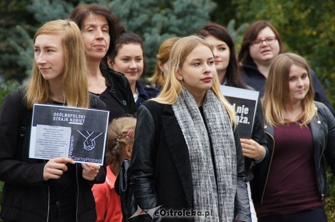 Ogólnopolski Strajk Kobiet w Ostrołęce [03.10.2016] - zdjęcie #78 - eOstroleka.pl