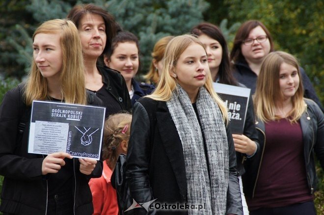 Ogólnopolski Strajk Kobiet w Ostrołęce [03.10.2016] - zdjęcie #20 - eOstroleka.pl