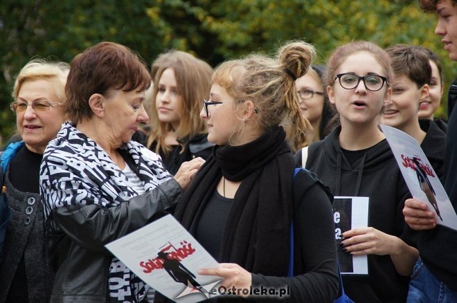 Ogólnopolski Strajk Kobiet w Ostrołęce [03.10.2016] - zdjęcie #19 - eOstroleka.pl