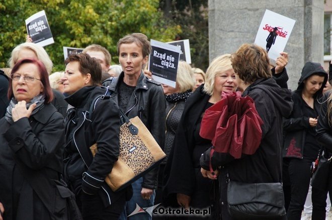 Ogólnopolski Strajk Kobiet w Ostrołęce [03.10.2016] - zdjęcie #17 - eOstroleka.pl