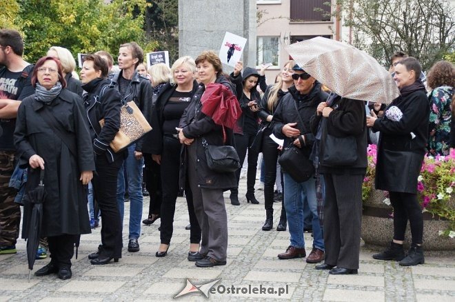 Ogólnopolski Strajk Kobiet w Ostrołęce [03.10.2016] - zdjęcie #16 - eOstroleka.pl