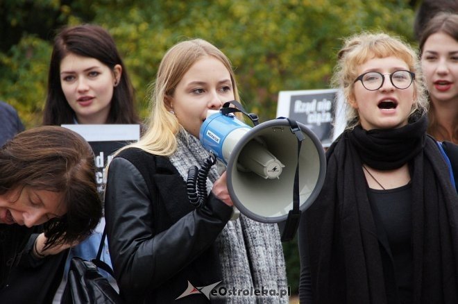 Ogólnopolski Strajk Kobiet w Ostrołęce [03.10.2016] - zdjęcie #15 - eOstroleka.pl