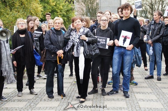 Ogólnopolski Strajk Kobiet w Ostrołęce [03.10.2016] - zdjęcie #13 - eOstroleka.pl