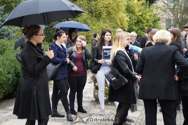 Ogólnopolski Strajk Kobiet w Ostrołęce [03.10.2016] - zdjęcie #5 - eOstroleka.pl