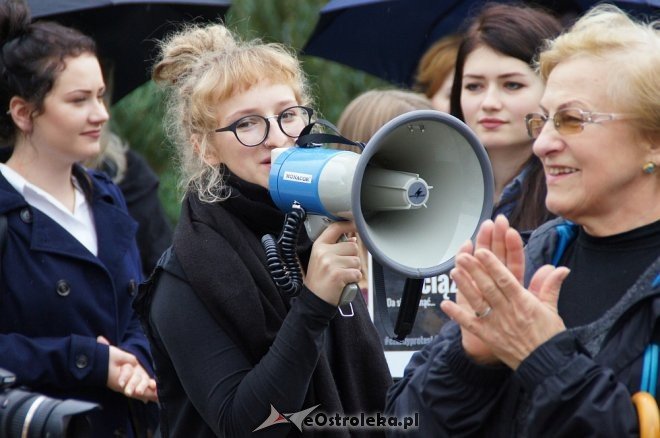 Ogólnopolski Strajk Kobiet w Ostrołęce [03.10.2016] - zdjęcie #2 - eOstroleka.pl