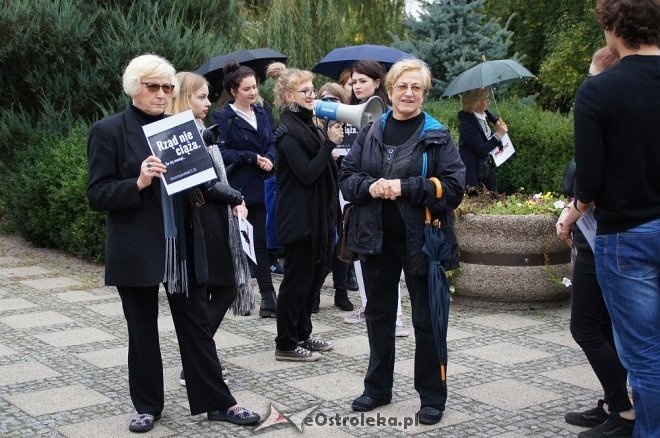 Ogólnopolski Strajk Kobiet w Ostrołęce [03.10.2016] - zdjęcie #97 - eOstroleka.pl