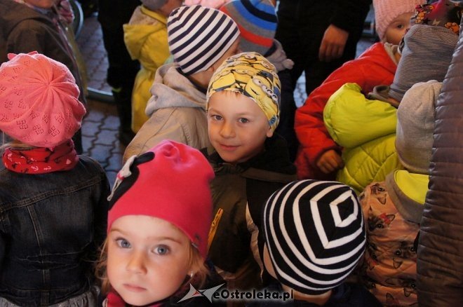Przedszkolaki z Krainy Misiów z wizytą u ostrołęckich strażaków [04.10.2016] - zdjęcie #2 - eOstroleka.pl