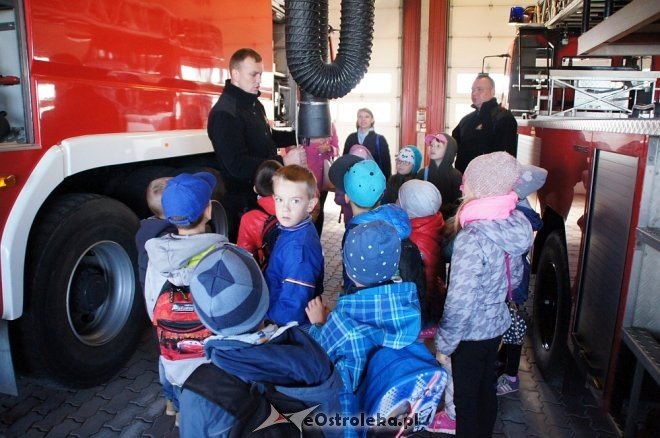 Przedszkolaki z Krainy Misiów z wizytą u ostrołęckich strażaków [04.10.2016] - zdjęcie #6 - eOstroleka.pl