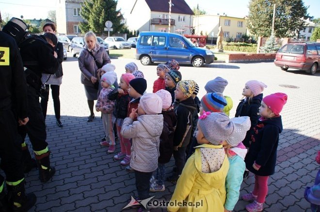 Przedszkolaki z Krainy Misiów z wizytą u ostrołęckich strażaków [04.10.2016] - zdjęcie #9 - eOstroleka.pl