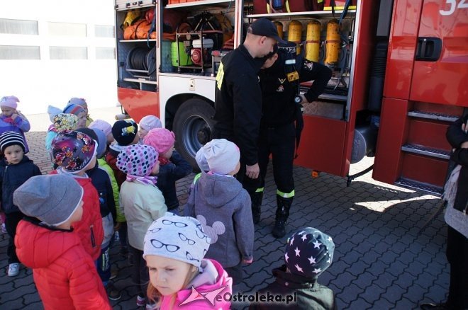 Przedszkolaki z Krainy Misiów z wizytą u ostrołęckich strażaków [04.10.2016] - zdjęcie #11 - eOstroleka.pl