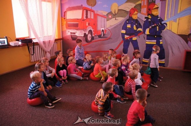Przedszkolaki z Krainy Misiów z wizytą u ostrołęckich strażaków [04.10.2016] - zdjęcie #13 - eOstroleka.pl