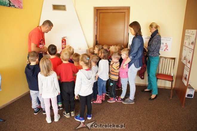 Przedszkolaki z Krainy Misiów z wizytą u ostrołęckich strażaków [04.10.2016] - zdjęcie #33 - eOstroleka.pl