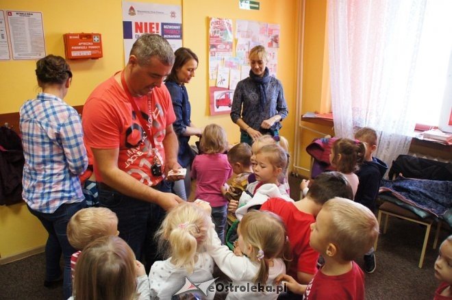 Przedszkolaki z Krainy Misiów z wizytą u ostrołęckich strażaków [04.10.2016] - zdjęcie #49 - eOstroleka.pl