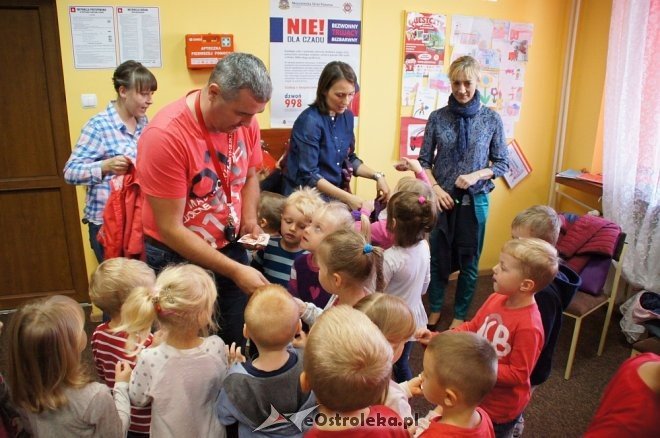 Przedszkolaki z Krainy Misiów z wizytą u ostrołęckich strażaków [04.10.2016] - zdjęcie #50 - eOstroleka.pl