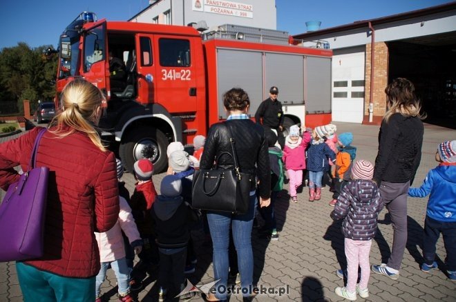 Przedszkolaki z Krainy Misiów z wizytą u ostrołęckich strażaków [04.10.2016] - zdjęcie #6 - eOstroleka.pl