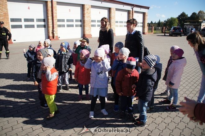 Przedszkolaki z Krainy Misiów z wizytą u ostrołęckich strażaków [04.10.2016] - zdjęcie #3 - eOstroleka.pl