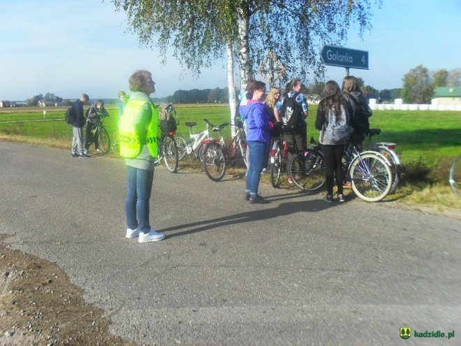 Uczniowie z Kadzidła i Jazgarki na rowerowej wycieczce do Nadleśnictwie Wykrot [01.10.2016] - zdjęcie #9 - eOstroleka.pl