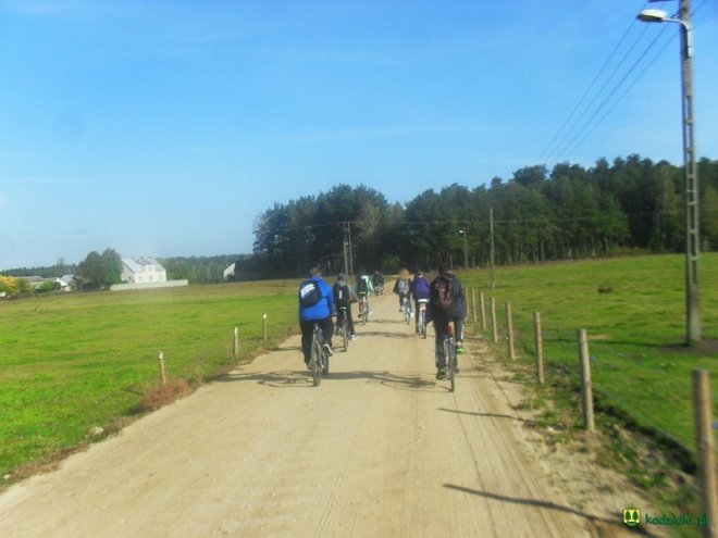 Uczniowie z Kadzidła i Jazgarki na rowerowej wycieczce do Nadleśnictwie Wykrot [01.10.2016] - zdjęcie #2 - eOstroleka.pl