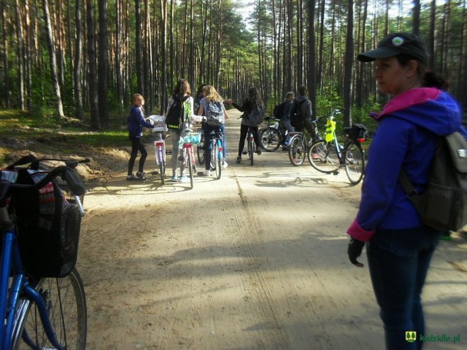 Uczniowie z Kadzidła i Jazgarki na rowerowej wycieczce do Nadleśnictwie Wykrot [01.10.2016] - zdjęcie #9 - eOstroleka.pl