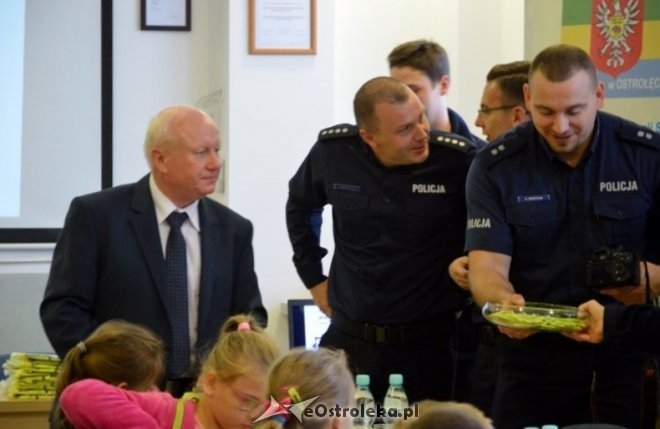 Lekcja z policjantem w MZK Ostrołęka [07.10.2016] - zdjęcie #1 - eOstroleka.pl